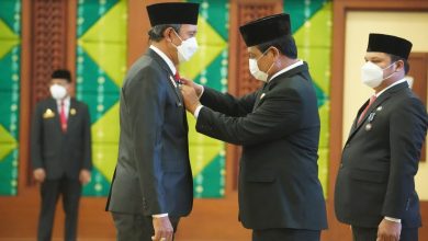 Gubernur Kalimantan Selatan Sahbirin Noor secara simbolis menyematkan tanda kehormatan Satyalancana Karya Satya