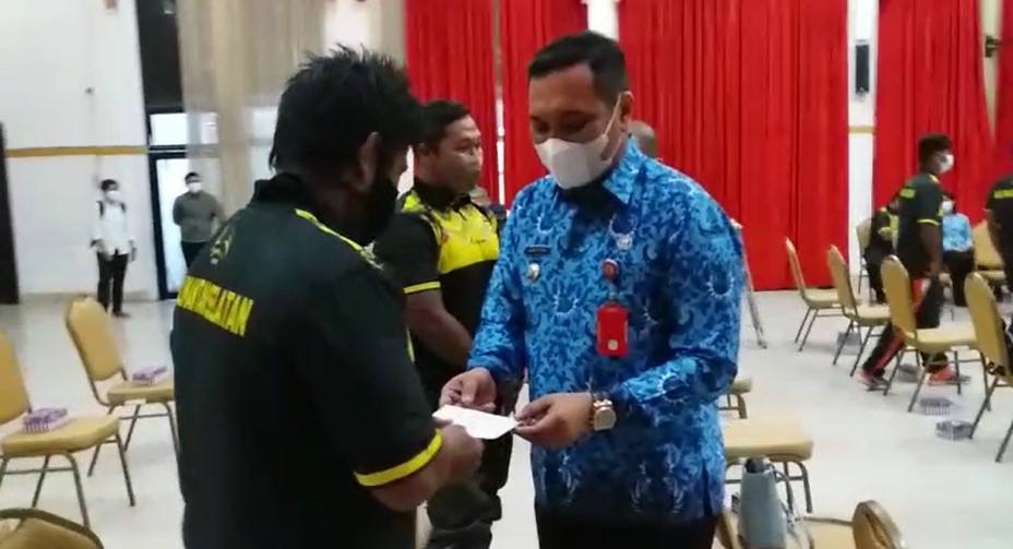Aditya Mufti Ariffin membagikan langsung uang saku, kepada para atlet dan pelatih peparnas