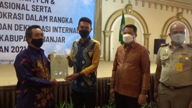 Secara simbolis Bupati Kabupaten Banjar Saidi Mansyur, menyerahkan sertifikat tanah hak milik