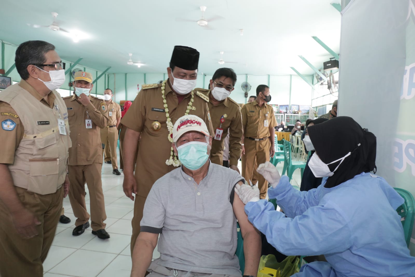 gubernur kalsel, sahbirin noor mengamati vaksinasi covid-19