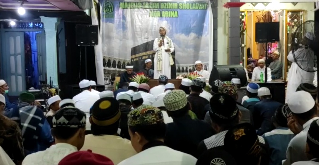 Majelis Ta'lim Dzikir Sholawat Nur Arina, menggelar acara Maulid Nabi Muhammad SAW