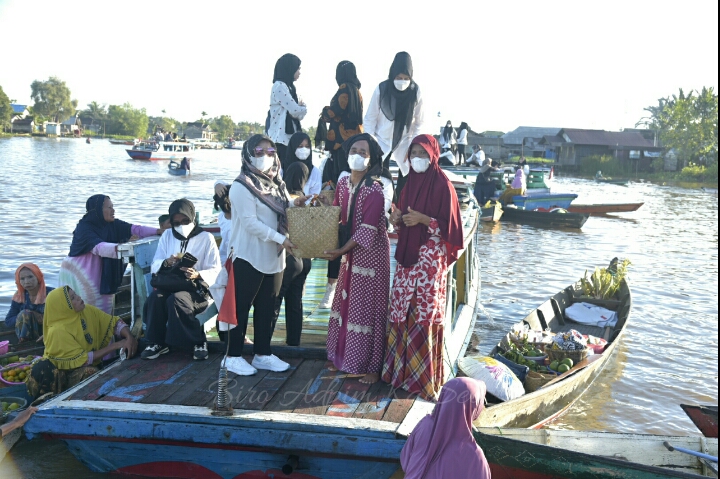 aksi sosial berupa pembagian paket sembako kepada para pedagang Pasar Terapung Lok Baintan