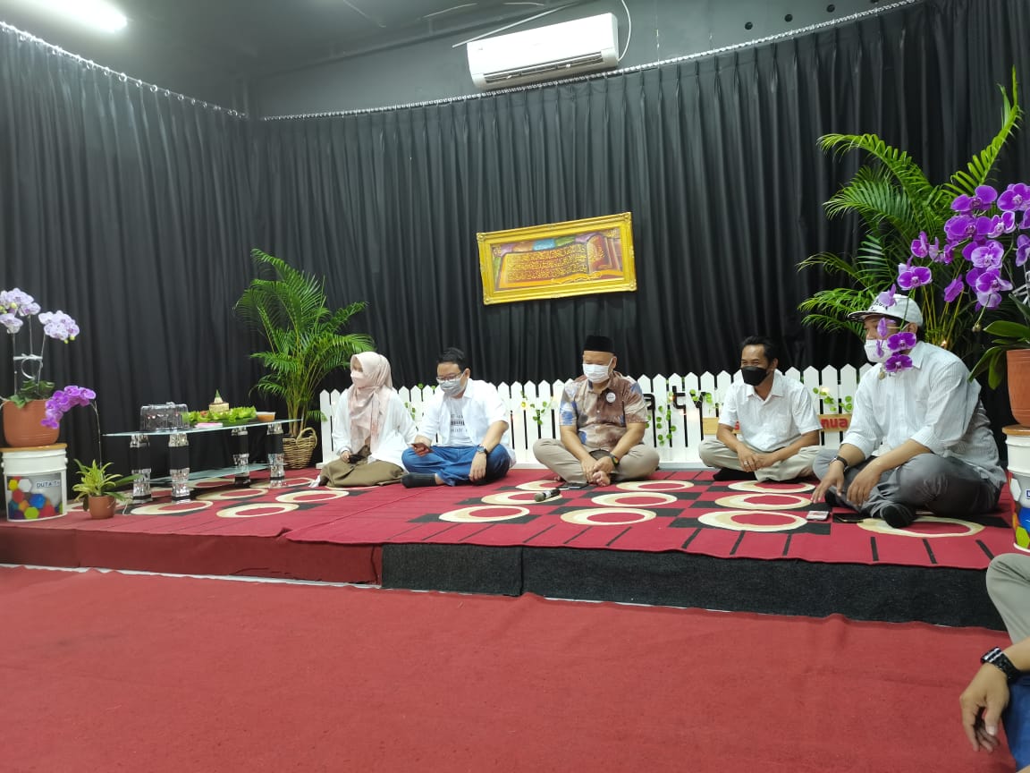 umpul bersama karyawan dan pimpinan, di salah satu studio