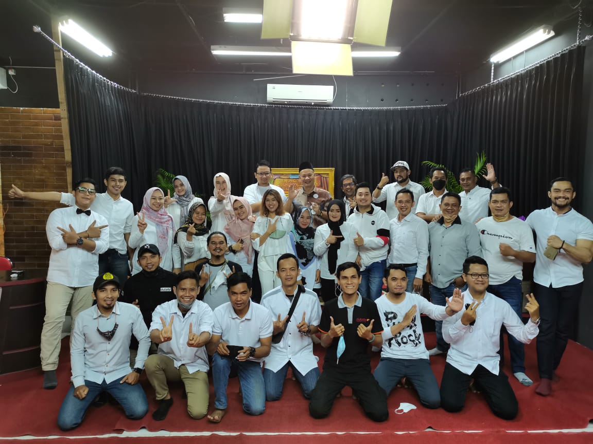 foto bersama karyawan Duta TV dan Pimpinan