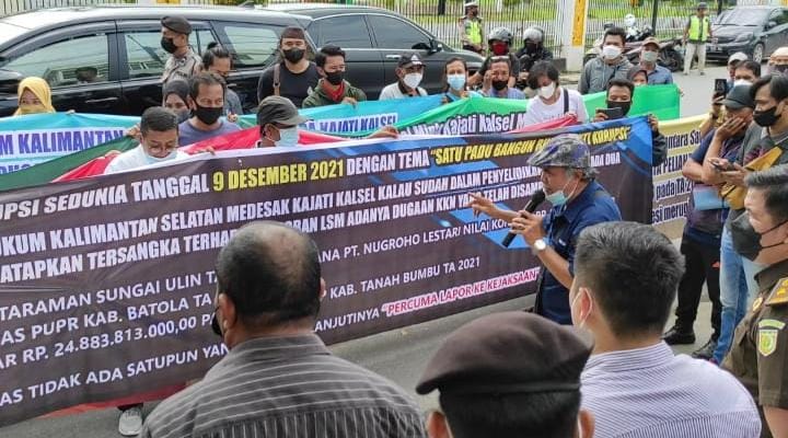 Kantor Kejaksaan Tinggi Kalimantan Selatan kembali di demo puluhan massa