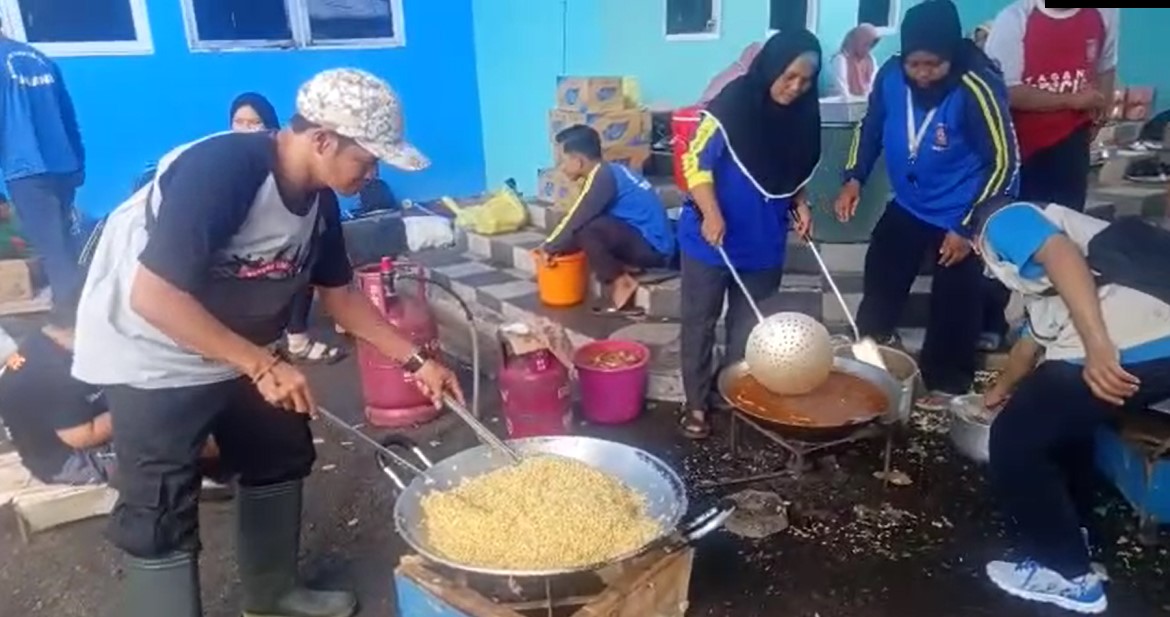 petugas menyediakan 3.000 bungkus perharinya atau untuk 3 kali makan