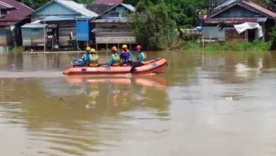 relawan melakukan pencarian korban tenggelam