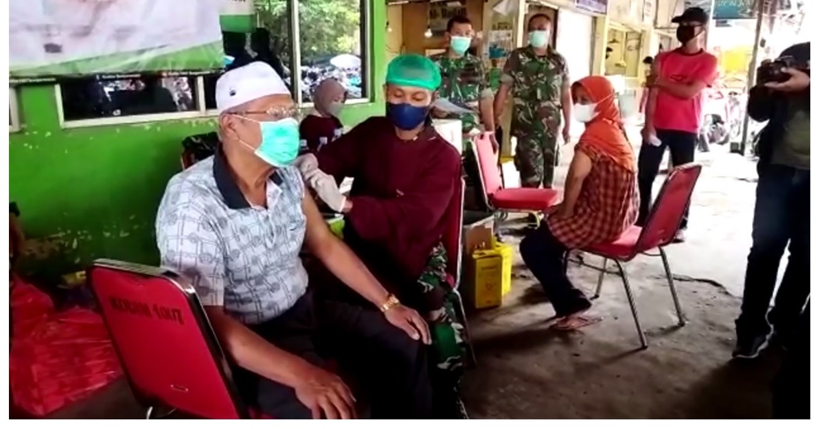 Kodim 1007/Banjarmasin menggelar vaksinasi di Pasar Kalindo