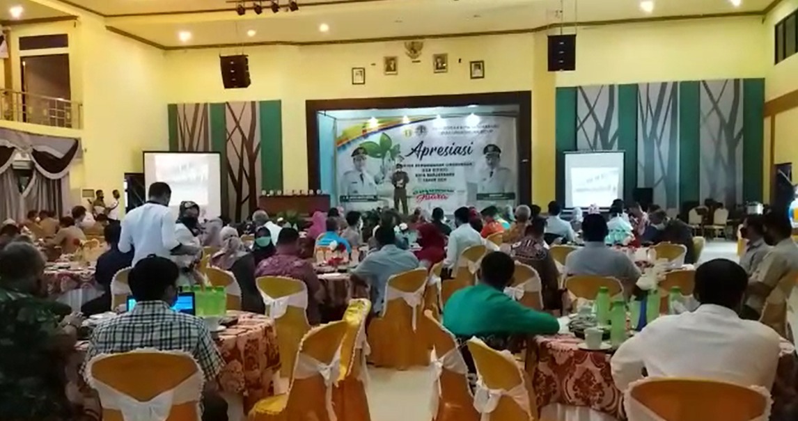 Penyerahan Penghargaan Kantor Berwawasan Ramah Lingkungan