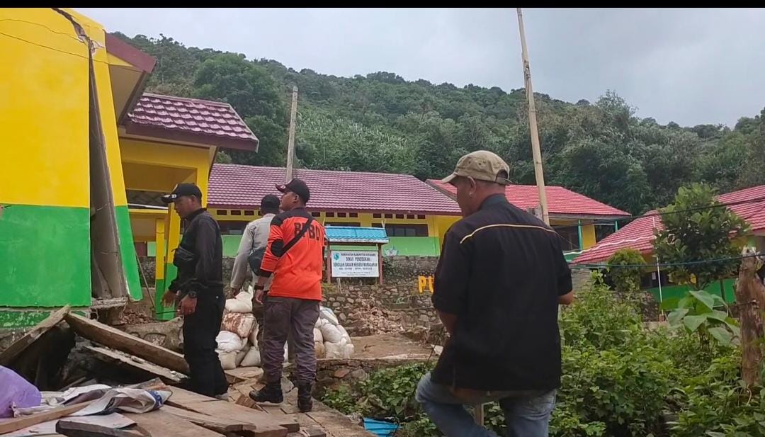 bangunan Sekolah Dasar Negeri Maradapan, rusak akibat tanah longsor