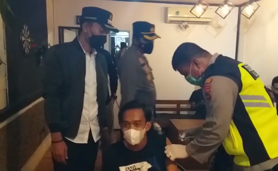 salah seorang pengunjung cafe di vaksin