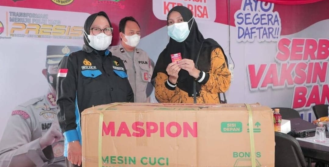 salah seorang masyarakat yang divaksin mendapatkan hadiah