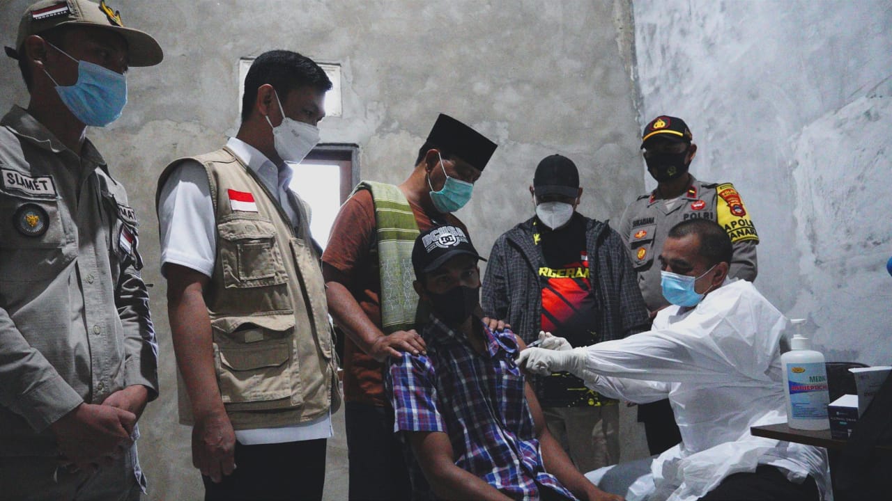 Sahbirin Noor kembali blusukan memberikan semangat kepada warga yang akan divaksin