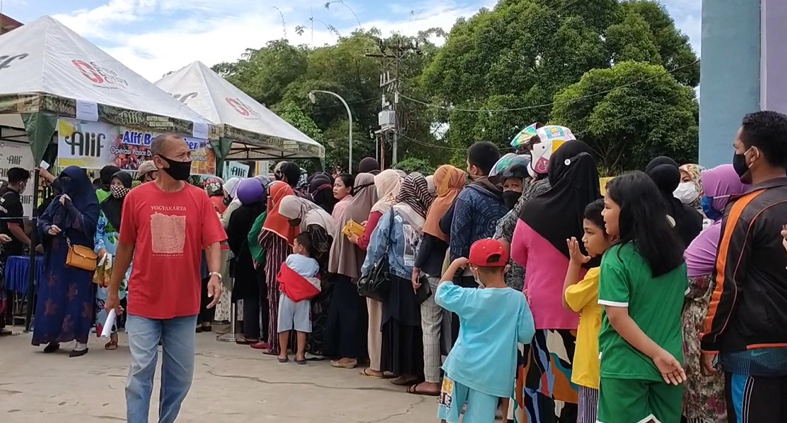 Antrian warga mengular di halaman GOR Bamega Kotabaru