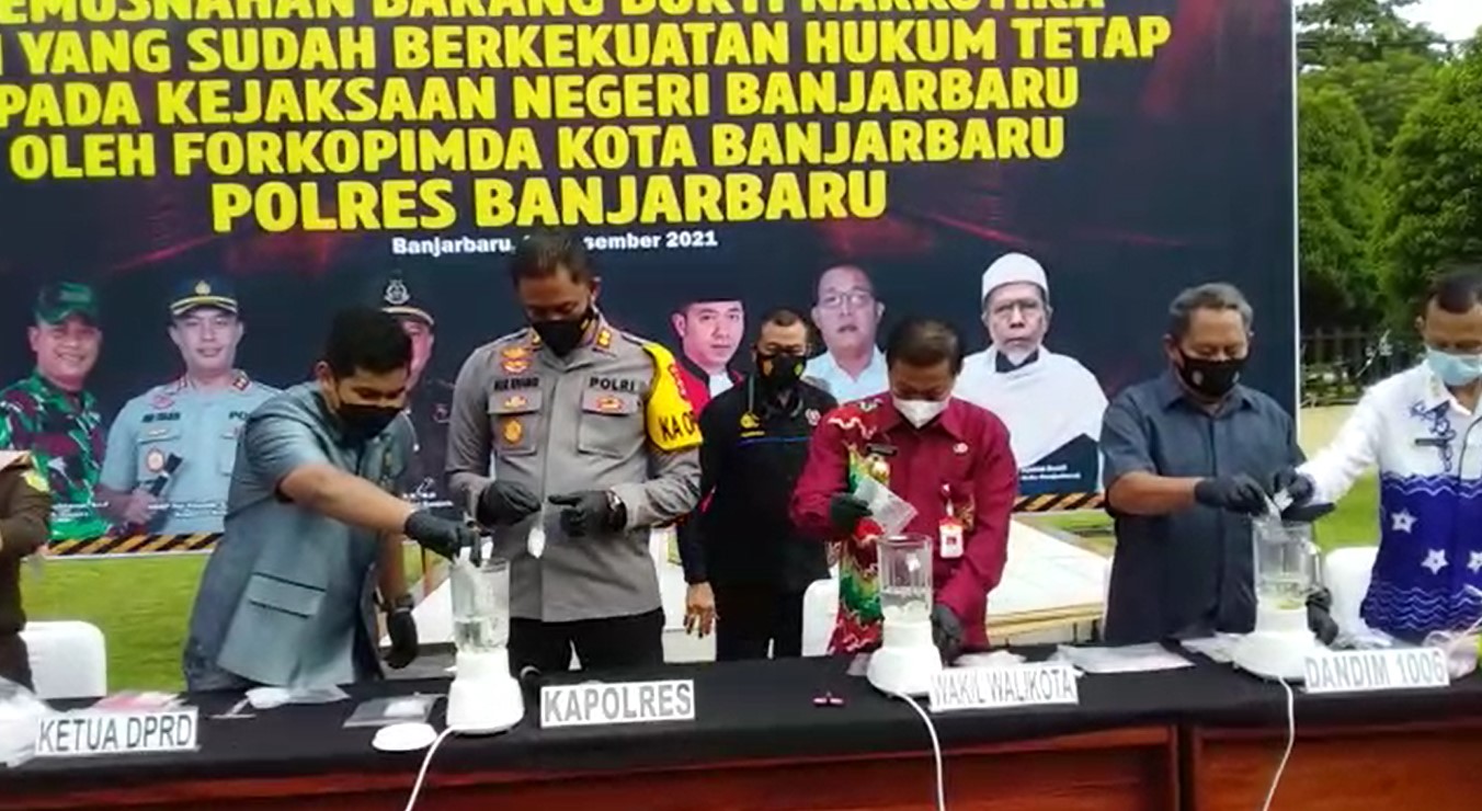 memblender barang bukti sabu, sebagai simbolis dimusnahkannya barang bukti kasus peredaran narkoba