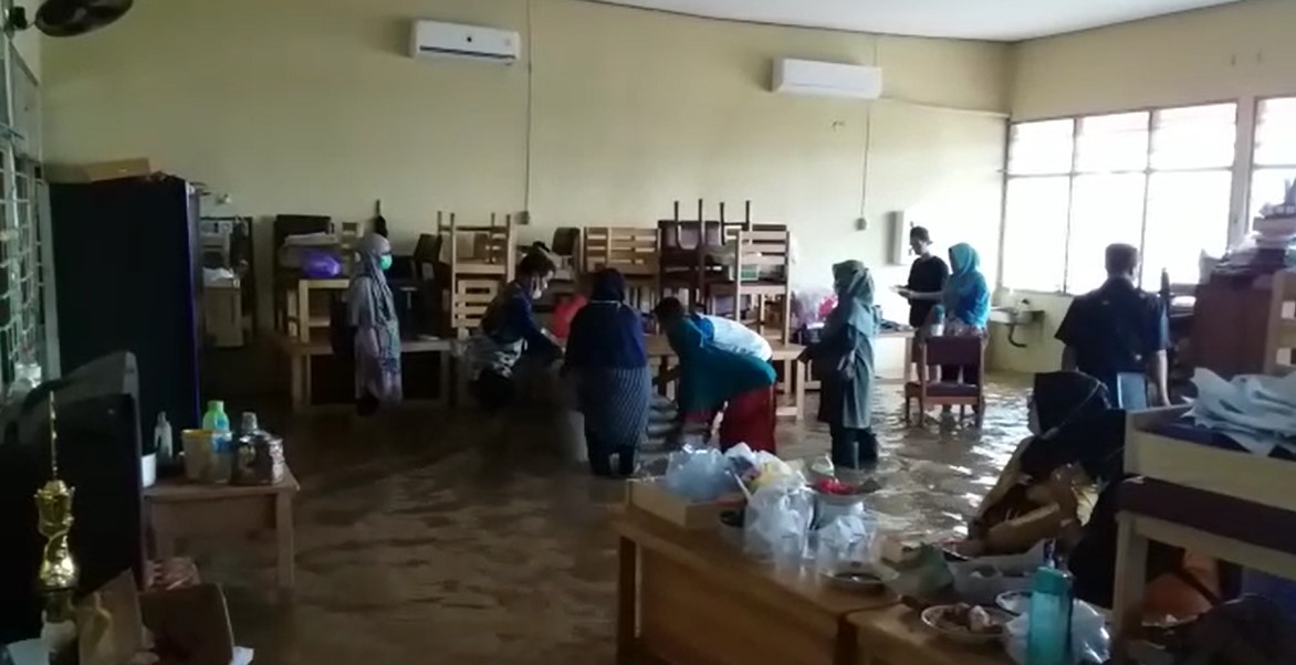 Sejumlah guru di SMPN Martapura Timur 2, berjibaku mengevakuasi barang barang yang terendam