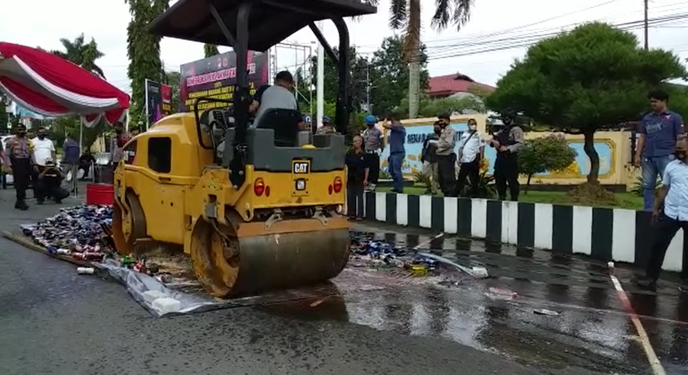 pemusnahan barang bukti menggunakan alat berat