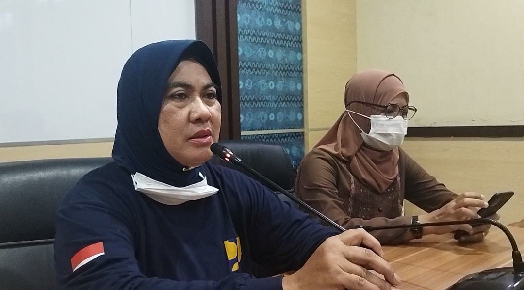 Plt kadis pupr kota banjarmasin, rini subantari saat menjelaskan terkait proyek jembatan kembar sulawesi