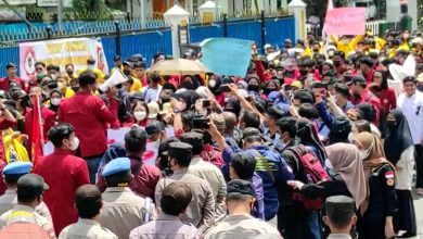 unjuk rasa mahasiswa di depan kantor Kejaksaan Tinggi Kalsel