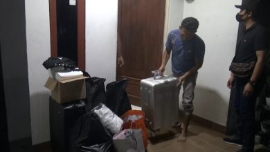 Penyitaan Barang Milik Tersangaka RA Oknum Bhayangkari Yang jadi Bandar Arisan Online. (foto : duta tv)