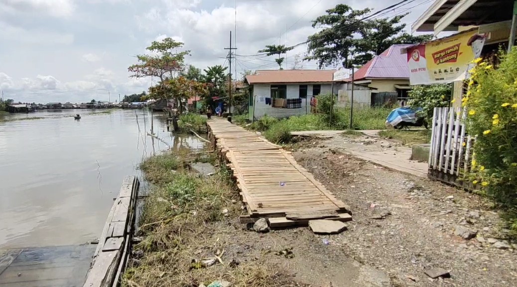 Kondisi Jalan Titian di Pangambangan, yang rusak tergerus abrasi sungai (foto : duta tv)