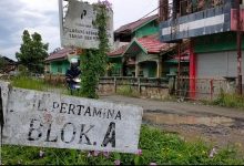 Akses jalan menuju terminal BBM Pertamina Kotabaru, rusak parah