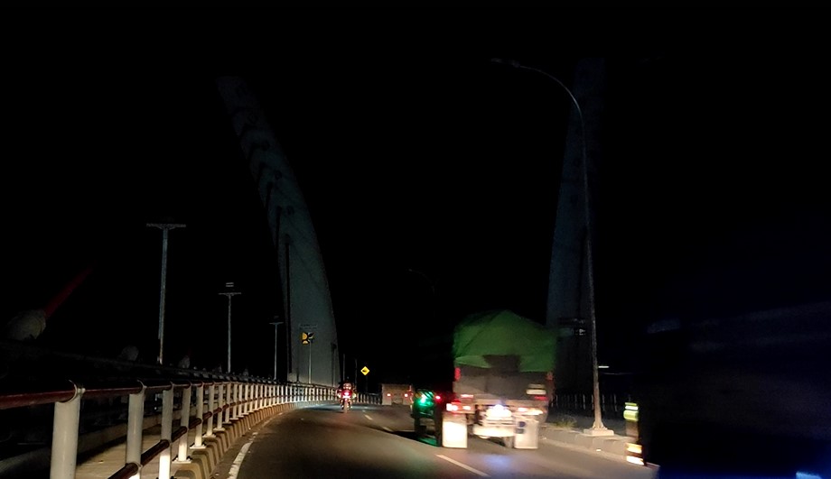 Kondisi Jembatan Alalak I, yang terlihat gelap gulita
