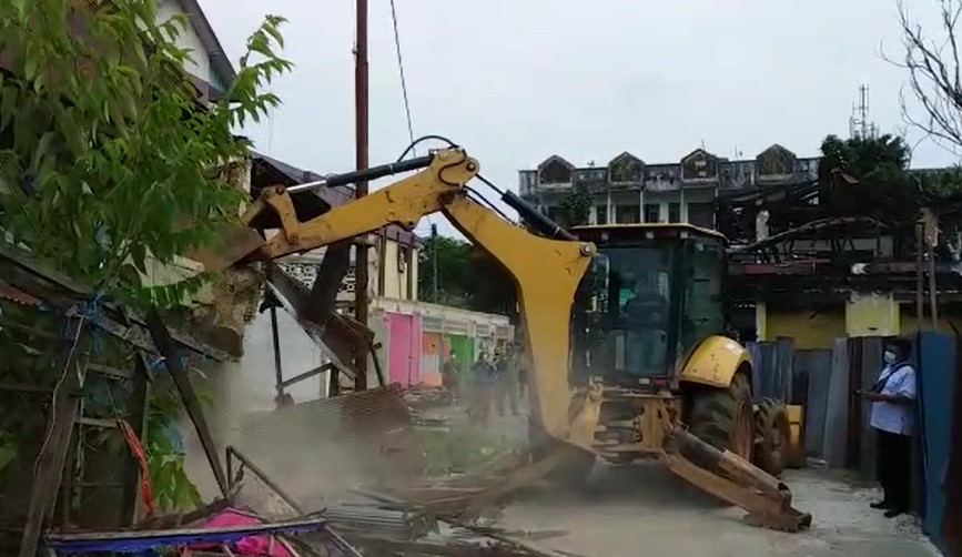 penggusuran salah satu bangunan di lokasi eks Pasar Bauntung