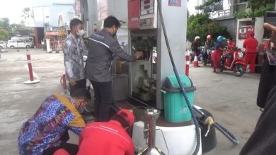 petugas tera ulang dari Disperdagin Kota Banjarmasin melakukan uji pada pompa ukur BBM di SPBU Pulau Laut