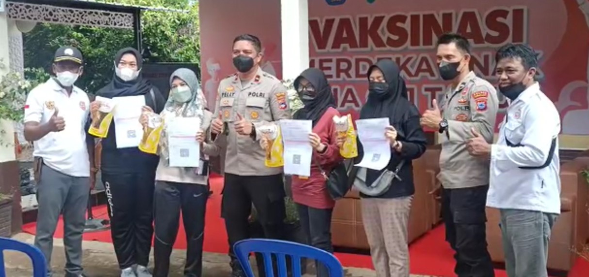 Ikut Vaksinasi Dapat Paket Minyak Goreng