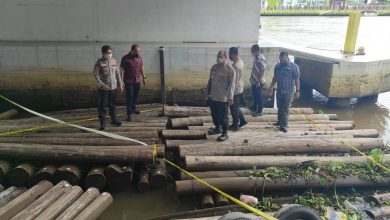 Polairud Polda Kalsel sita kayu yang diduga ilegal di sungai alalak