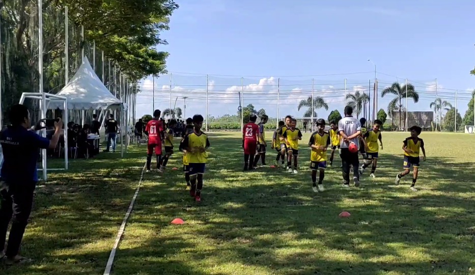 turnamen sepakbola U-14 tahun di mini soccer arena Hasnur, Banjarbaru