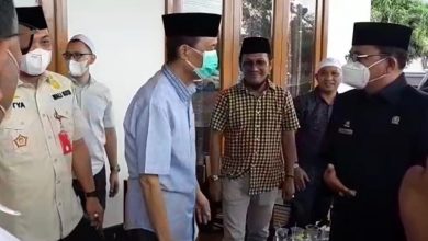ketua DPRD Kalimantan Selatan, Supian HK (kanan) bersama Gubernur Kalimantan Selatan, periode 2005-2015, Rudy Arifin (tengah))