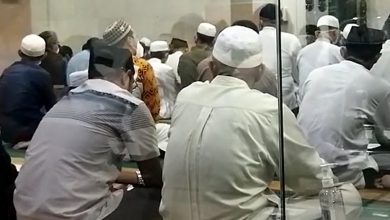 Jemaah laksanakan ibadah sholat tarawih di mesjid Al-Jihad