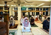 Syeh Ashal Yantu Al-Banjari saat melaksanakan ibadah sholat tarawih berjamaah di rumah dinas Kapolda Kalimantan Selatan