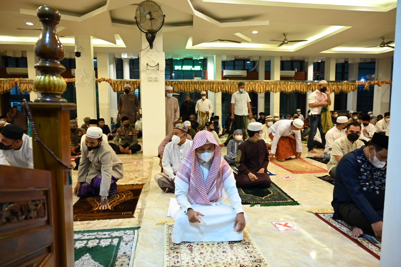 Syeh Ashal Yantu Al-Banjari saat melaksanakan ibadah sholat tarawih berjamaah di rumah dinas Kapolda Kalimantan Selatan