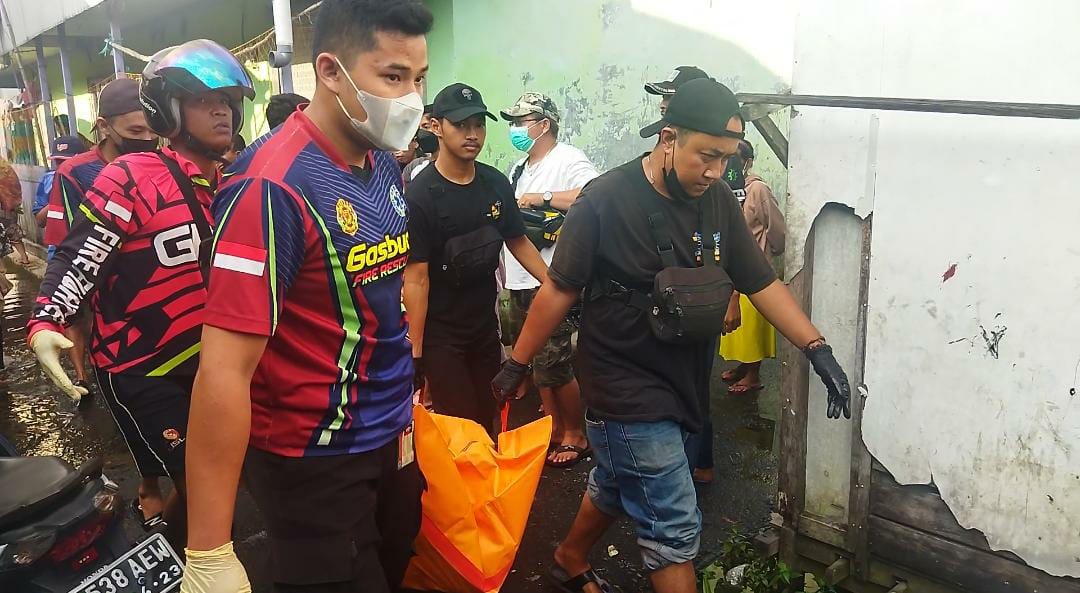 evakuasi jasad Suhrani oleh relawan emergency