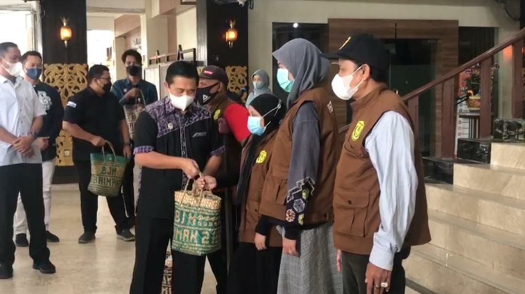 pemko Banjarmasin berupa Sembako kepada sekitar 107 penyandang disabilitas (foto:duta tv)