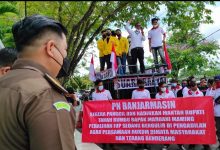 demo di depan Kantor Kejaksaan Tinggi Kalsel