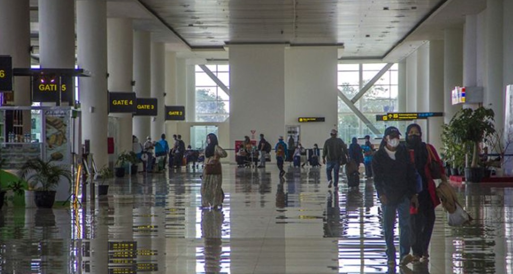 Penumpang di bandara Internasional Syamsudin Noor (Foto : Antara)