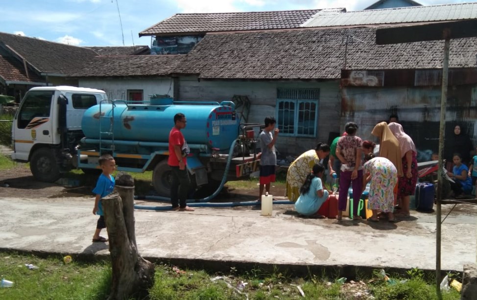 PDAM mengirimkan unit tangki ke Tanjung Berkat