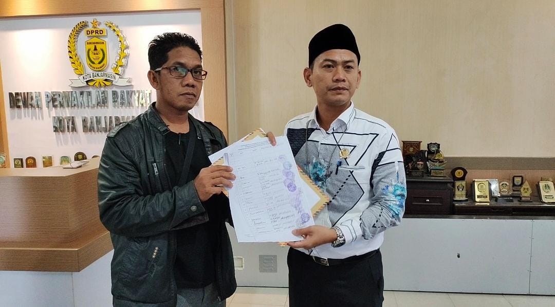 ketua RW 01 Kelurahan Kuin Cerucuk yang mengadu datang ke kantor DPRD Kota Banjarmasin