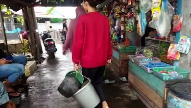 warga Pelambuan Banjarmasin Barat nampak bergantian membeli air bersih (foto:duta tv)