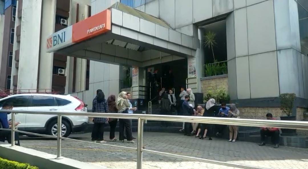 Karyawan Bank BNI nampak terlihat berkumpul di luar gedung, karena merasakan adanya gempa