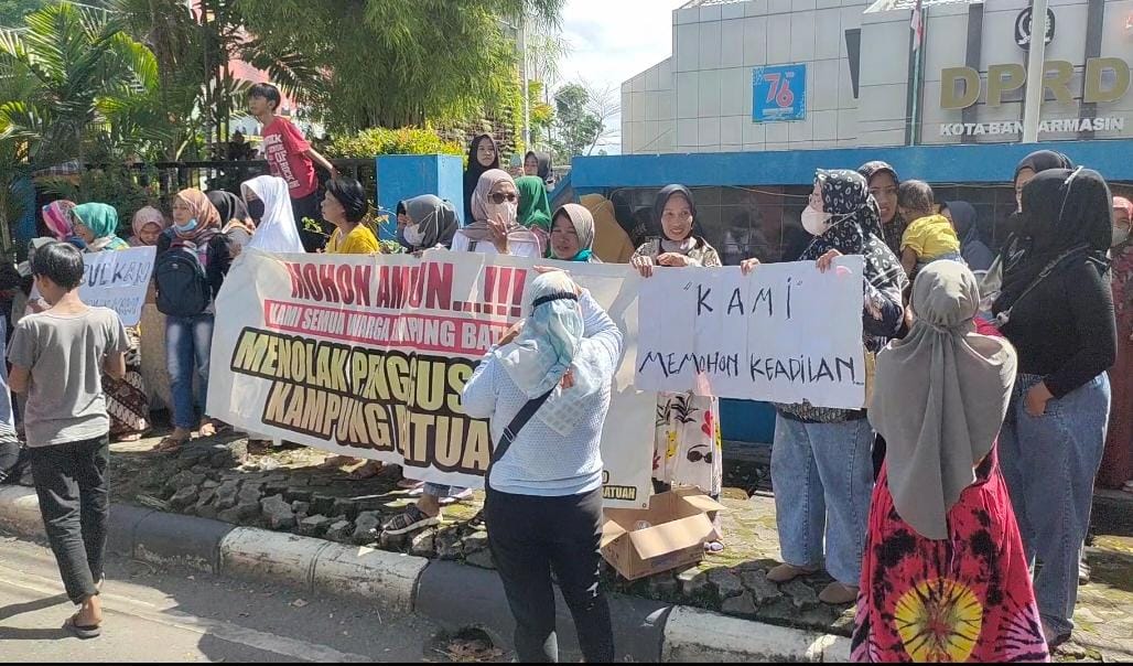 Ratusan warga Kampung Batuah menyambangi kantor DPRD Kota Banjarmasin