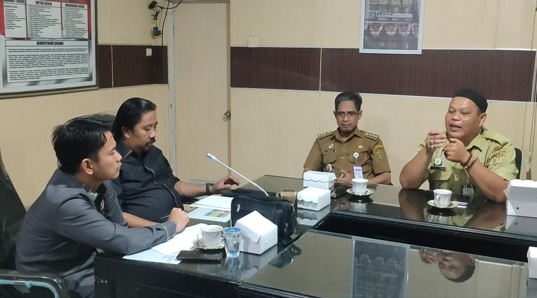 DPRD Kota Banjarmasin menggelar pertemuan dengan pihak Camat, Lurah Mantuil dan mantan Plt Lurah Mantuil yang di ruang Komisi I