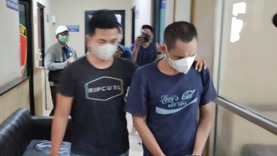 Terduga pencurian laptop di sebuah toko parfum di kawasan Teluk Tiram Banjarmasin Barat, dibekuk aparat kepolisian gabungan