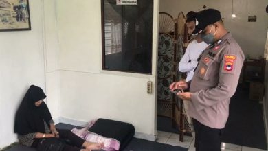 NA (49), seorang ibu rumah tangga diamankan di Mapolsek Banjarmasin
