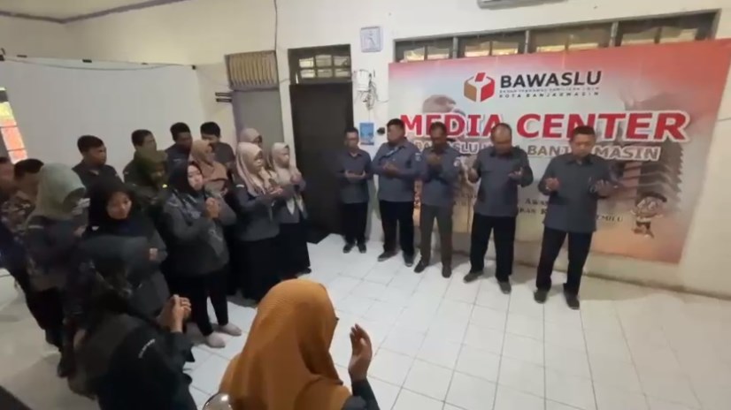 Badan Pengawas Pemilu Seluruh Indonesia menggelar apel pelaksanaan kick of tahapan awal Pemilihan Umum 2024