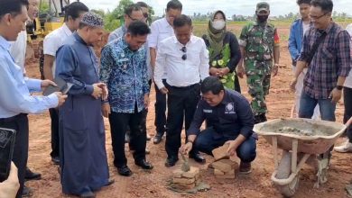 Peletakan batu pertama oleh ketua dewan perwakilan Pusat Asosiasi Perumahan Seluruh Indonesia (Apersi), dan Wakil Wali Kota Banjarmasin